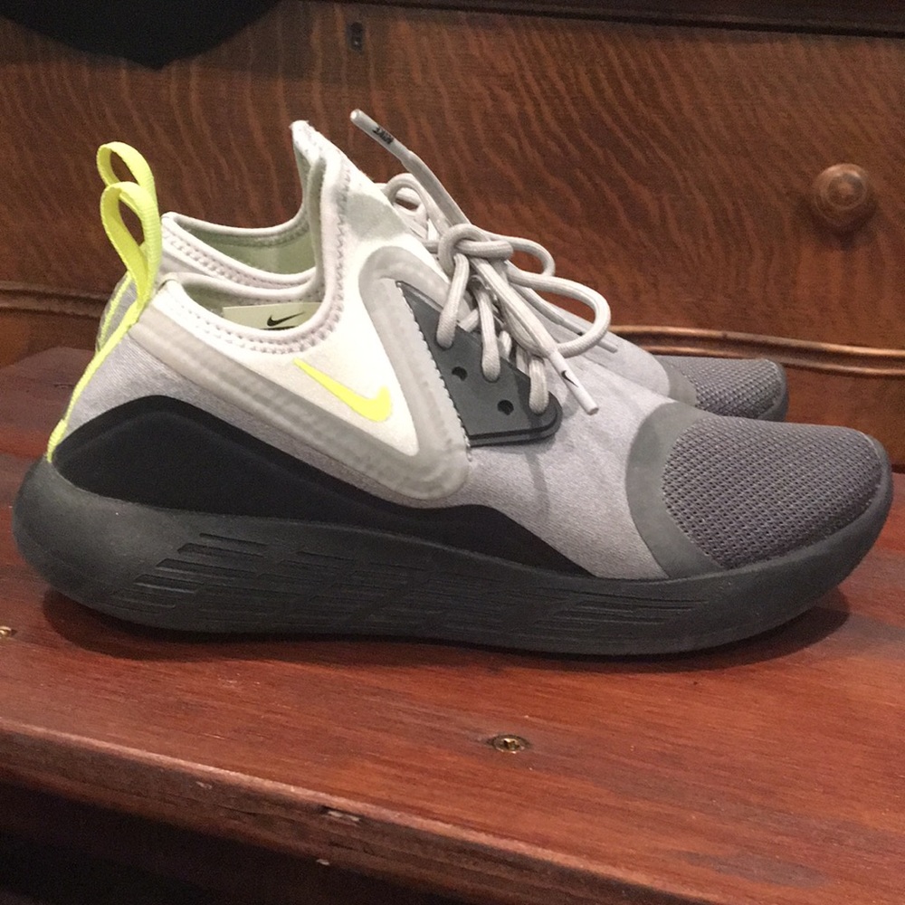 Nike Lunarcharge size 7